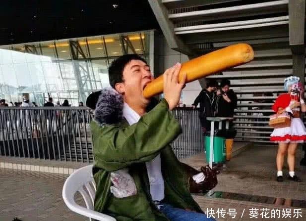 漫展小哥COS王思聪吃热狗引围观! 网友 衣服
