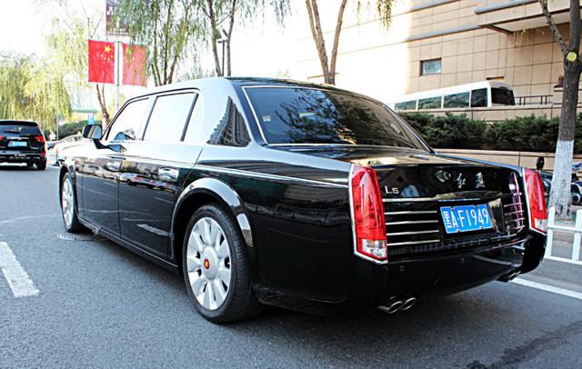 这是辆最贵的红旗轿车,车牌号也很霸气,一般人