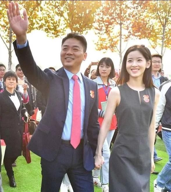 刘强东案件过程曝光后,看到女主的图片,奶茶妹