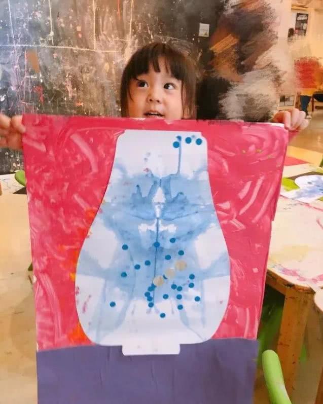 贾静雯记录女儿绘画过程，原来咘咘不止镜头感十足还很有艺术细胞