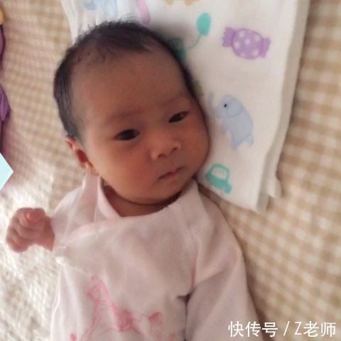 宝宝睡醒后做这个小动作,是智商高的表现