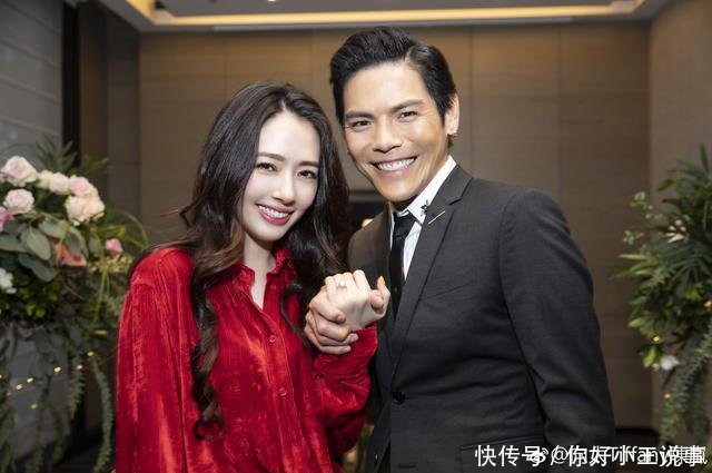 向佐郭碧婷订婚后首晒正面合影,表情搞怪疯狂
