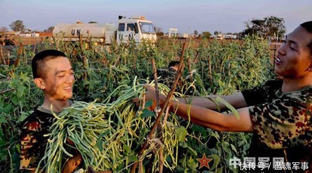 果然是战斗民族的海军 俄国潜艇竟浮出水面捕