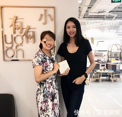 张梓琳带女儿到董璇餐厅玩, 和路人合影的照片