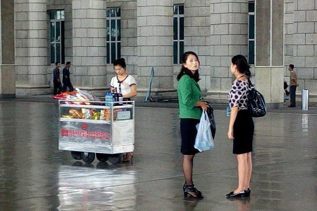 朝鲜女导游的10件衣服，喜欢穿黑色丝袜