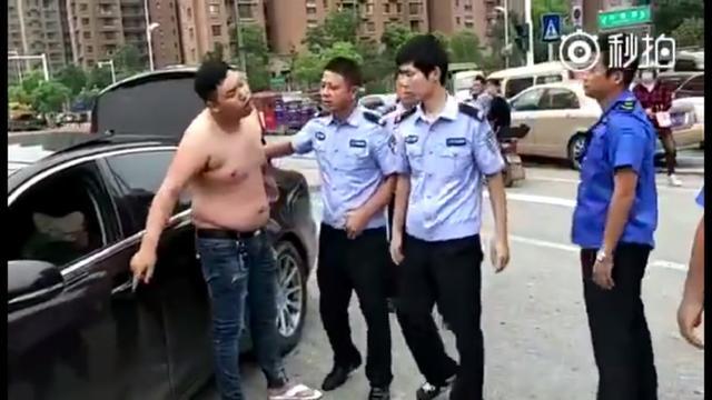 壮汉司机脱衣露纹身恐吓执法人员，民警到现场后他上演秒怂表情秀