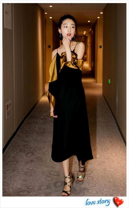 周冬雨穿一双夹脚拖走机场,脚上的纹身和窦靖