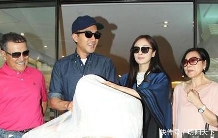 赵丽颖产后出院,baby出院,杨幂出院,谁更真实一