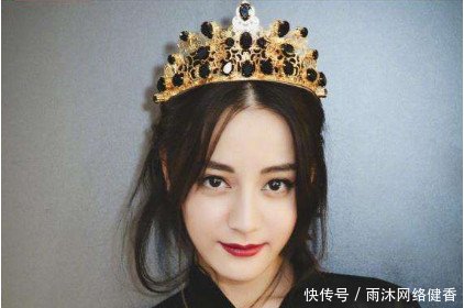 女明星戴王冠赵丽颖像仙女,迪丽热巴冷艳,谢娜