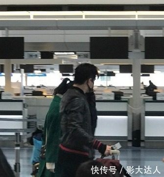 刘诗诗吴奇隆现身日本机场回国 吴奇隆拉行李