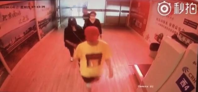 鹿晗关晓彤被曝同游现身车站 举止亲密破分手传闻