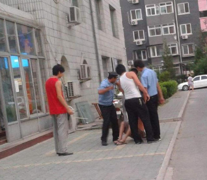 男子被小区保安队长打成重伤,妻子欲索赔,物业