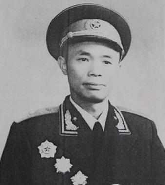 此人是中将才能,却被授少将军衔,毛主席知道后,给他上将的待遇