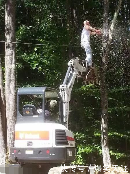 搞笑GIF:破洞牛仔裤是不是很伤膝盖啊?