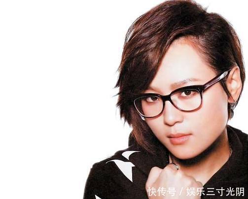 听起这首歌,仿佛回到了九零年代的夏天,穿着裤