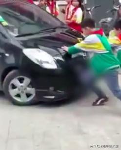 河南邓州一女司机开车顶着学生强行通过!称是