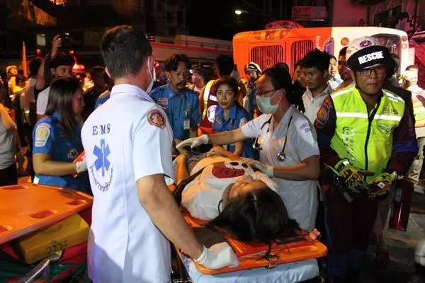 泰国普吉岛载中国游客大巴侧翻现场图曝光 一名十岁儿童遇难