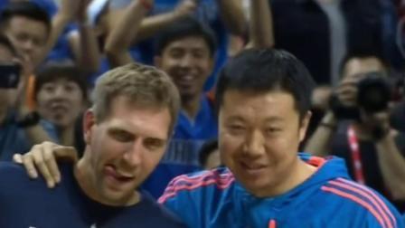 NBA热辣资讯 王治郅送一把吉他给诺维斯基当礼物！这一幕真的太暖心了！