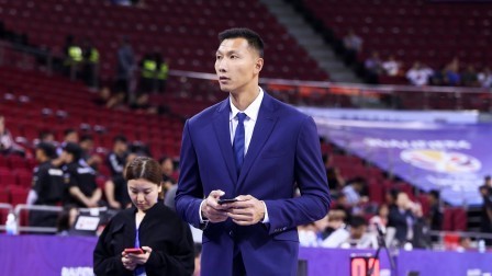 易建联帅气亮相五四晚会，与CUBA新星玩转篮球