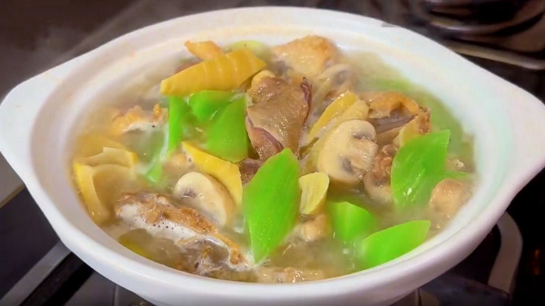 人气美食 秋冬砂锅菜 笋尖风干鸡煲