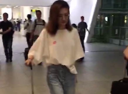 全民路透社 徐璐紧追时尚背透明包包