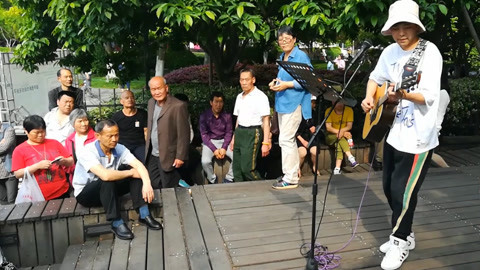 唱罢吹灯 帅小伙西湖弹唱纸短情长