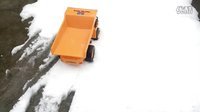 月采亲子游戏 2016 翻斗车堵在雪地上上不去 工程车男孩玩具 149