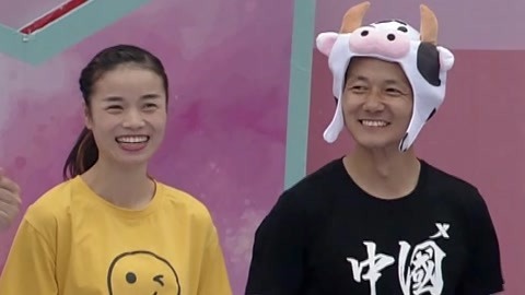 男生女生向前冲 第十四季 女冲关王挑战男生冠军 冲冲侠戴头套引路女生
