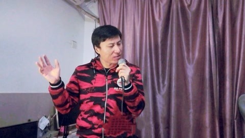 唱罢吹灯 流浪歌手出租屋演唱差一步