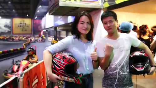 车神驾到 千岛湖畔女白领骑摩托闯关
