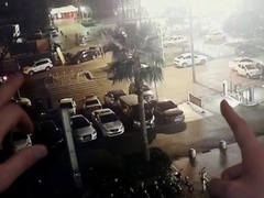 武汉民警抓捕持刀歹徒，放弃用枪并与之搏斗