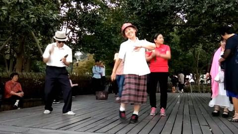 唱罢吹灯 大姐太潇洒，西湖公园劲爆演唱《潇洒揍一回》
