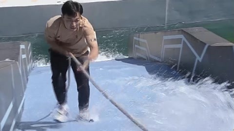 女老师登顶弥补遗憾 男生现场秀“空中水上漂”