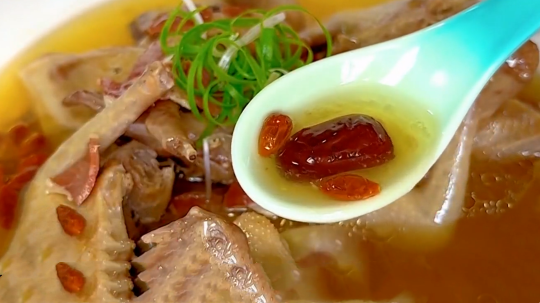人气美食 秋季滋补美味 鲜美清蒸乳鸽