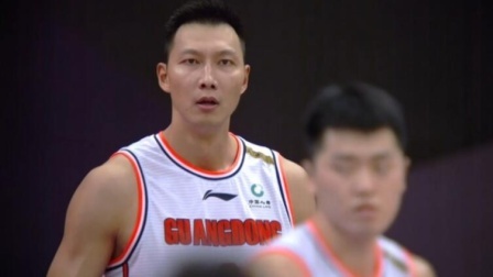 CBA热辣资讯 易建联&张皓嘉抢板抢到一起导致球出界 阿联很生气