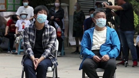 向前一步 宠物狗栓绳惹争议 文明养狗出台相关法规