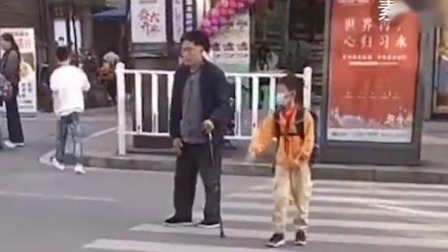 @所有人 小小少年拦下车流，一路护送腿脚不便老人过马路