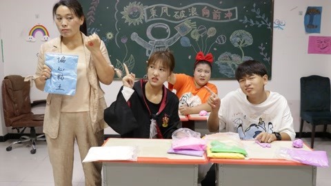 美女家务事 老师捡到“偏心黏土”，手上竟出现奇怪的东西，怎么回事？
