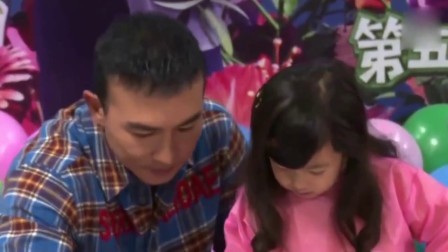 嘻嘻娱乐 2017 11月 刘畊宏老婆与女儿搞怪四连拍 小泡芙扎马步可爱到炸 171127