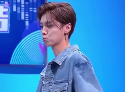 娱乐新鲜爆 捕捉到一只自嗨的鹿晗