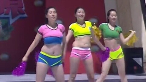男生女生向前冲 篮球宝贝来冲关 展窈窕身姿