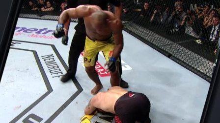 UFC终极格斗冠军赛 周最佳KO：危险慎入！“鳄鱼”扑食击晕魏德曼