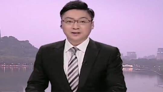 1818黄金眼 租场地搞摄影 “热夏”两种说法
