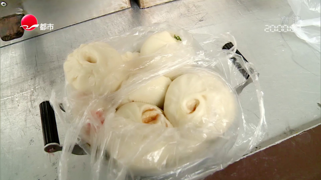 桂巷路菜场早饭一条街 包子称斤卖？