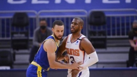 NBA热辣资讯 官方：雄鹿队宣布签下中锋考辛斯 考辛斯身穿15号球衣