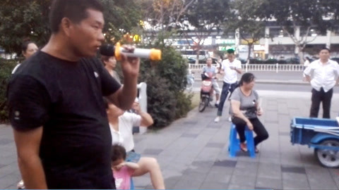 唱罢吹灯 感动！大叔动情演唱《想你想到心里头》