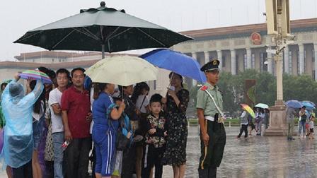 下雨天战士让出哨位岗伞自己淋雨却有人打伞