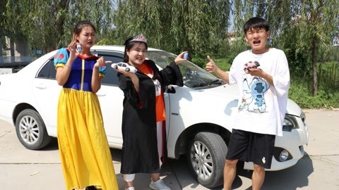 同学们用粘土做小汽车，没想小晴竟把它变成真的汽车，真神奇