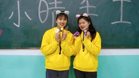 美女家务事 小晴用粘土做棒棒糖