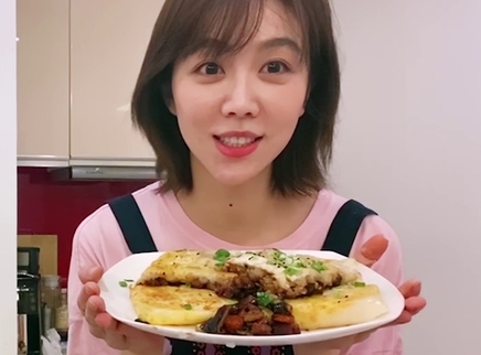 姜妍做武汉名小吃为武汉加油